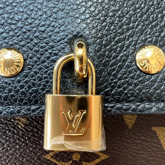 Louie Vuitton Kensington Monogram Bag & Wallet - Picture 6 of 16